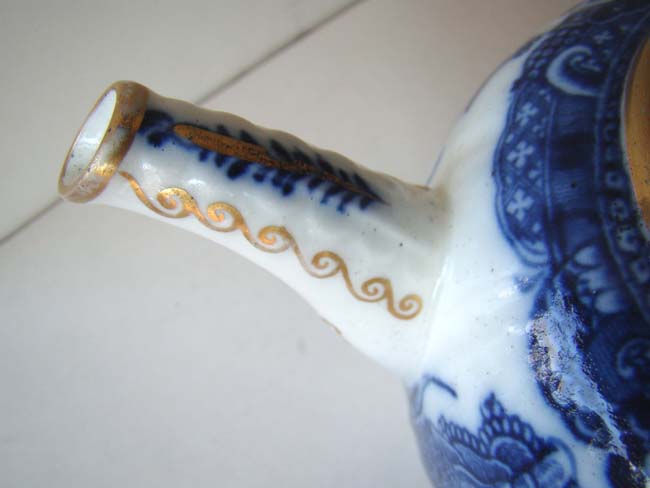 An 18th century English blue and white Teapot by Caughley in the Chinese 'Willow' pattern circa 1775 — image 4